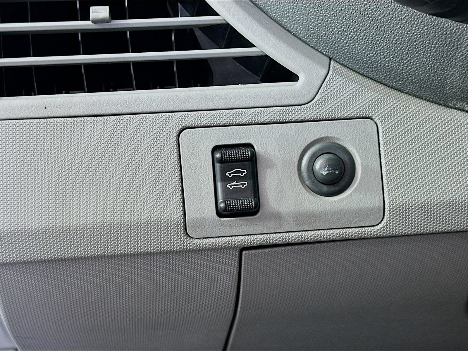 Used 2008 Chrysler Sebring Touring FWD image 10