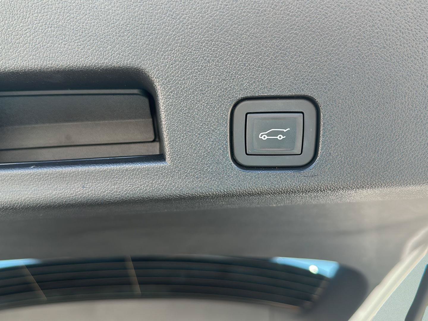 Used 2025 Chevrolet Traverse LT w/ LPO, Floor Liner Package FWD image 17