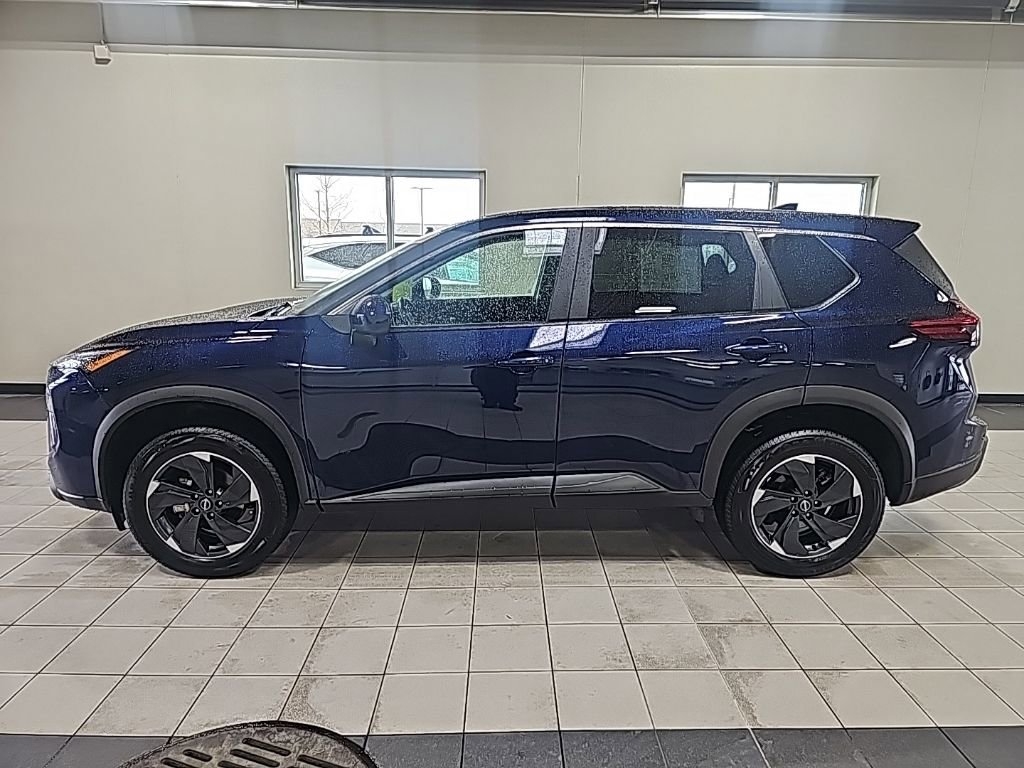 Used 2025 Nissan Rogue SV image 2