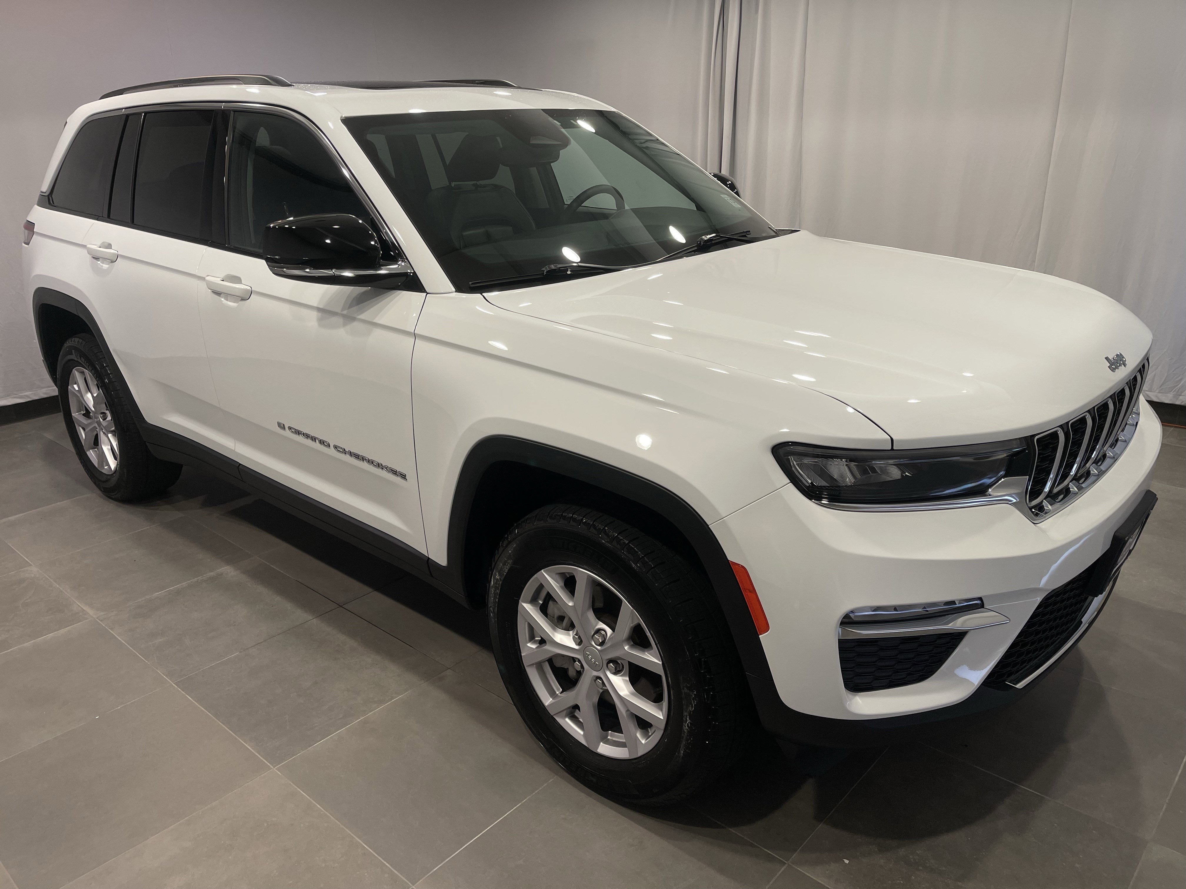 Used 2022 Jeep Grand Cherokee Limited image 3
