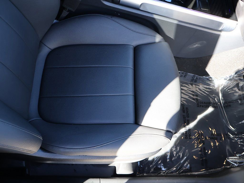 Used 2025 Mercedes-Benz GLB 250 w/ Driver Assistance Package image 31