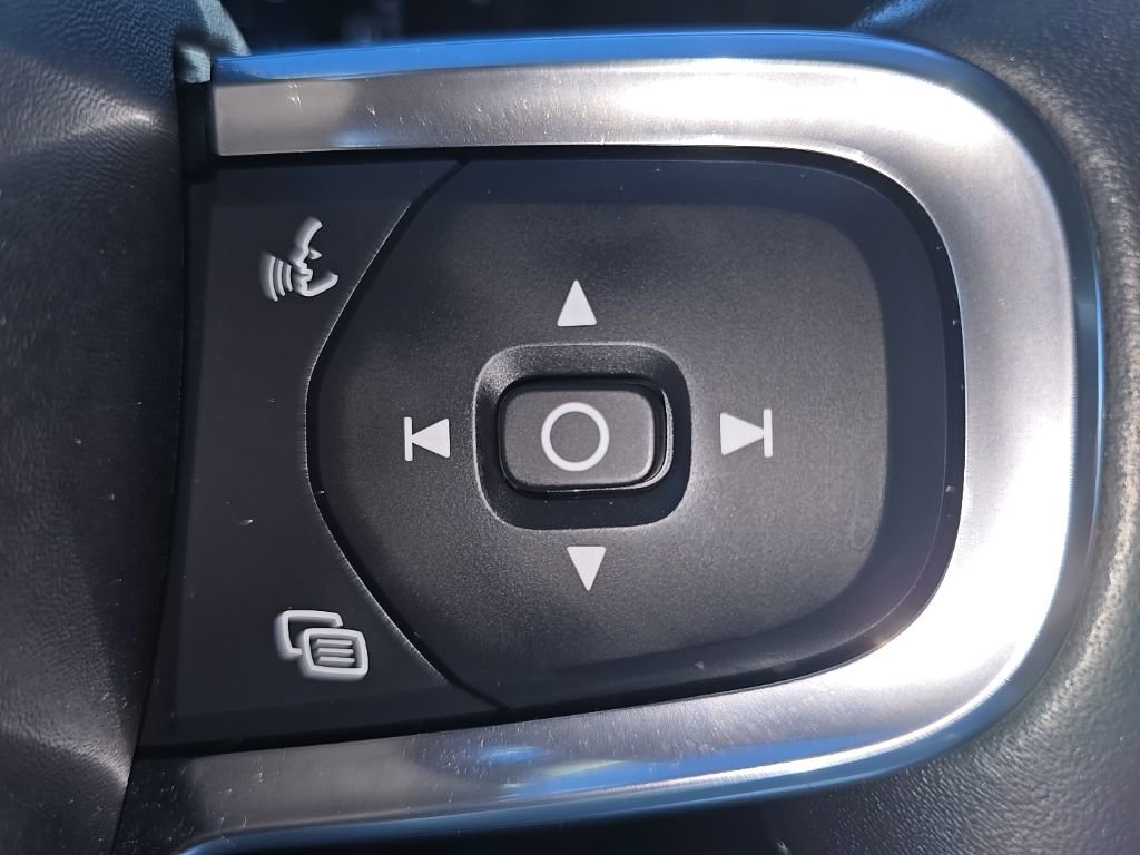 Used 2021 Volvo XC40 T5 Momentum image 22