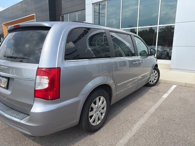 Used 2014 Chrysler Town & Country Touring FWD image 5
