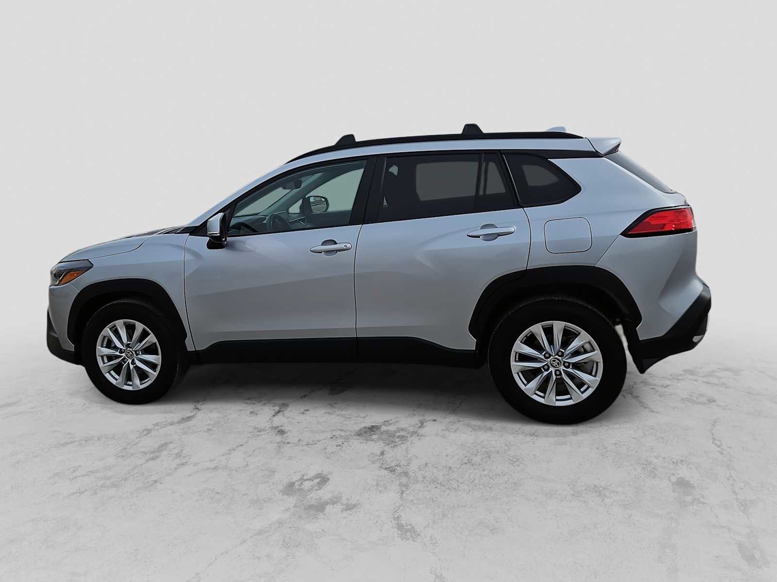 Used 2024 Toyota Corolla Cross LE image 5