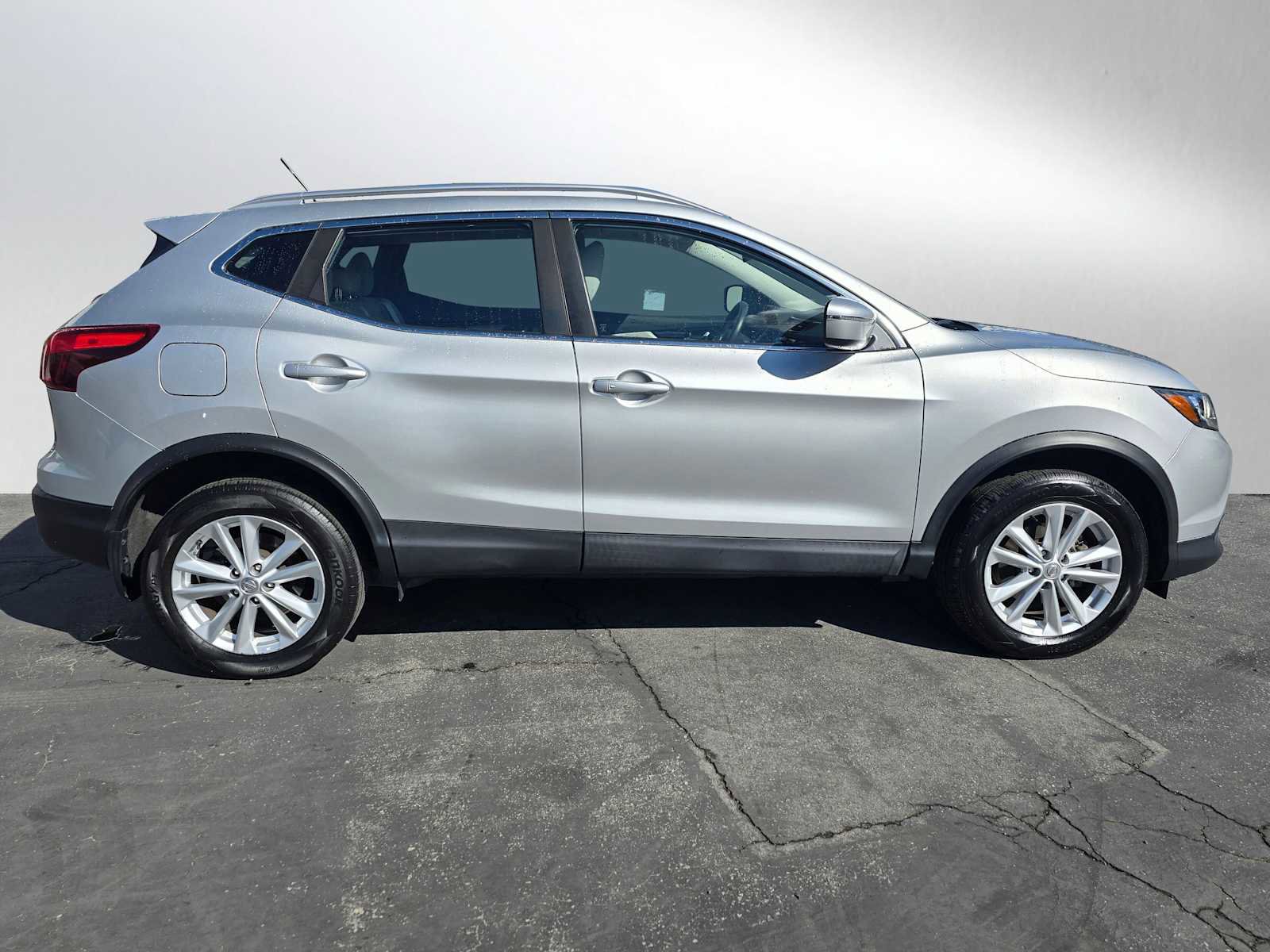 Used 2018 Nissan Rogue Sport SV image 2