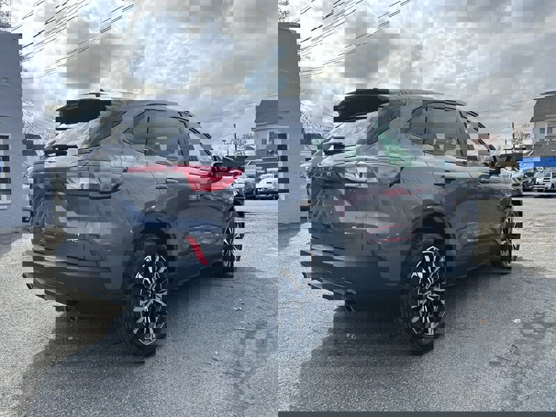 Used 2021 Ford Escape SE w/ SE Sport Appearance Package image 4