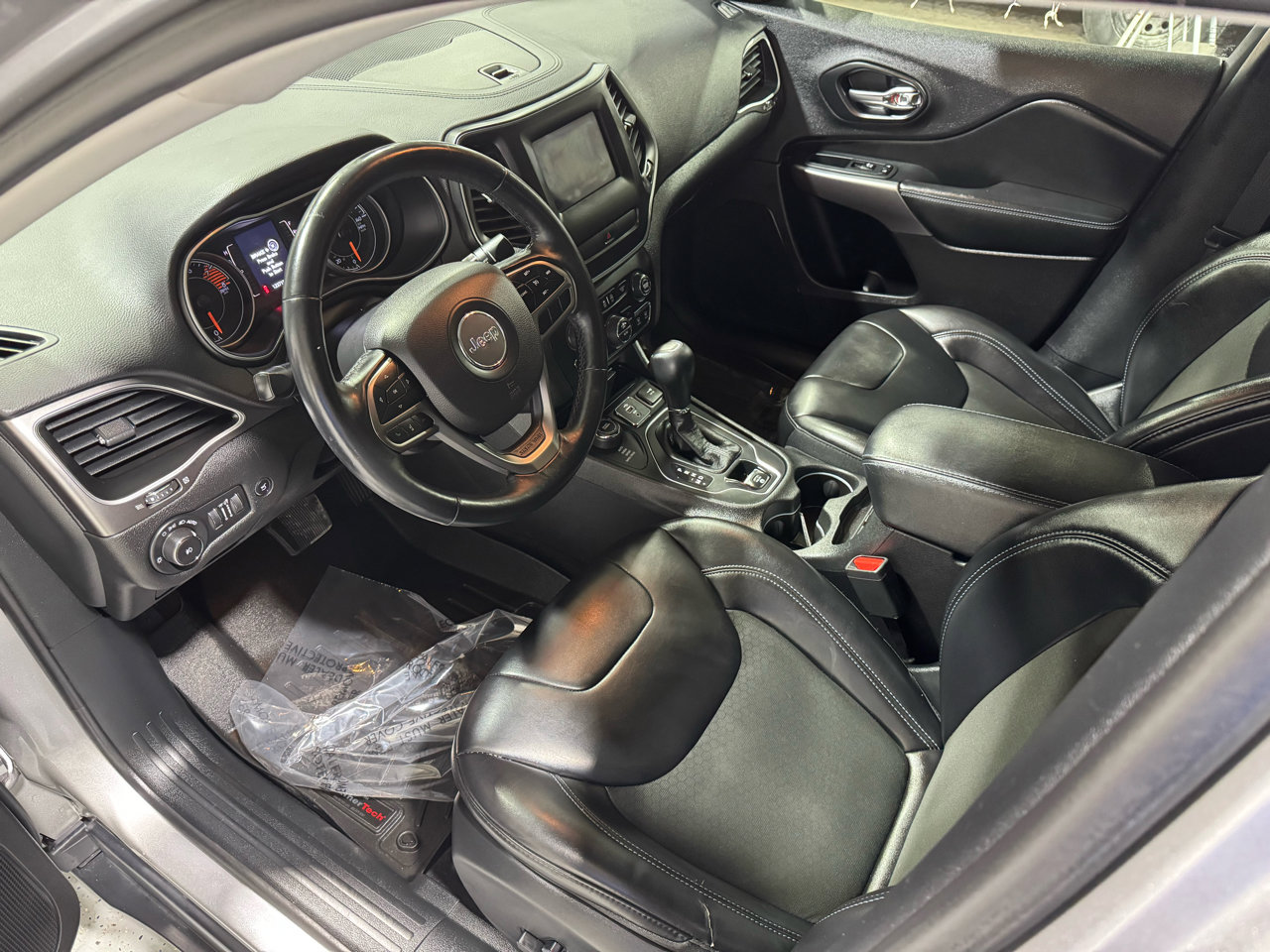 Used 2019 Jeep Cherokee Latitude Plus w/ Comfort/Convenience Group image 24