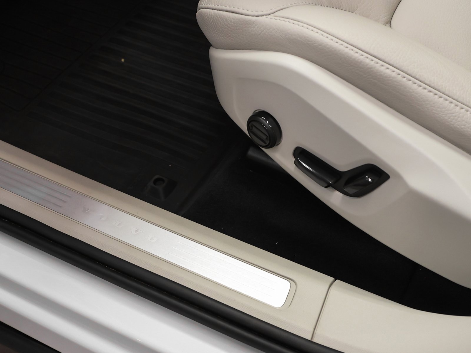 Used 2025 Volvo XC60 B5 Plus w/ Protection Package Premier image 29