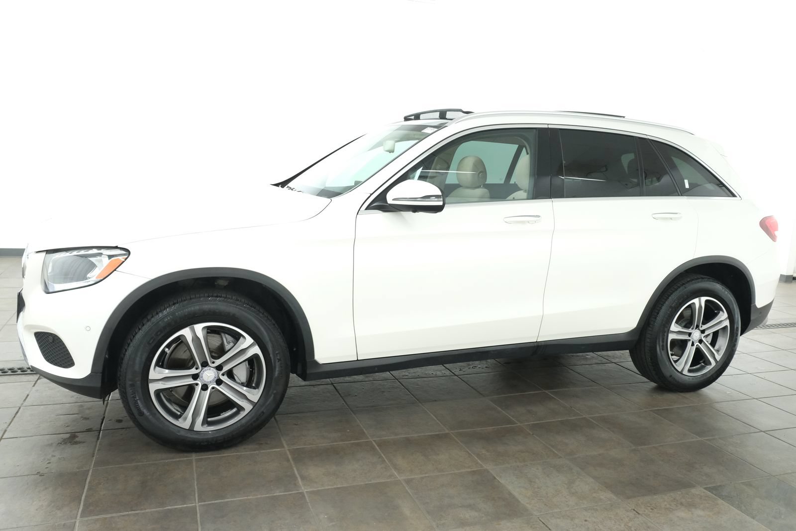 Used 2017 Mercedes-Benz GLC 300 4MATIC image 2