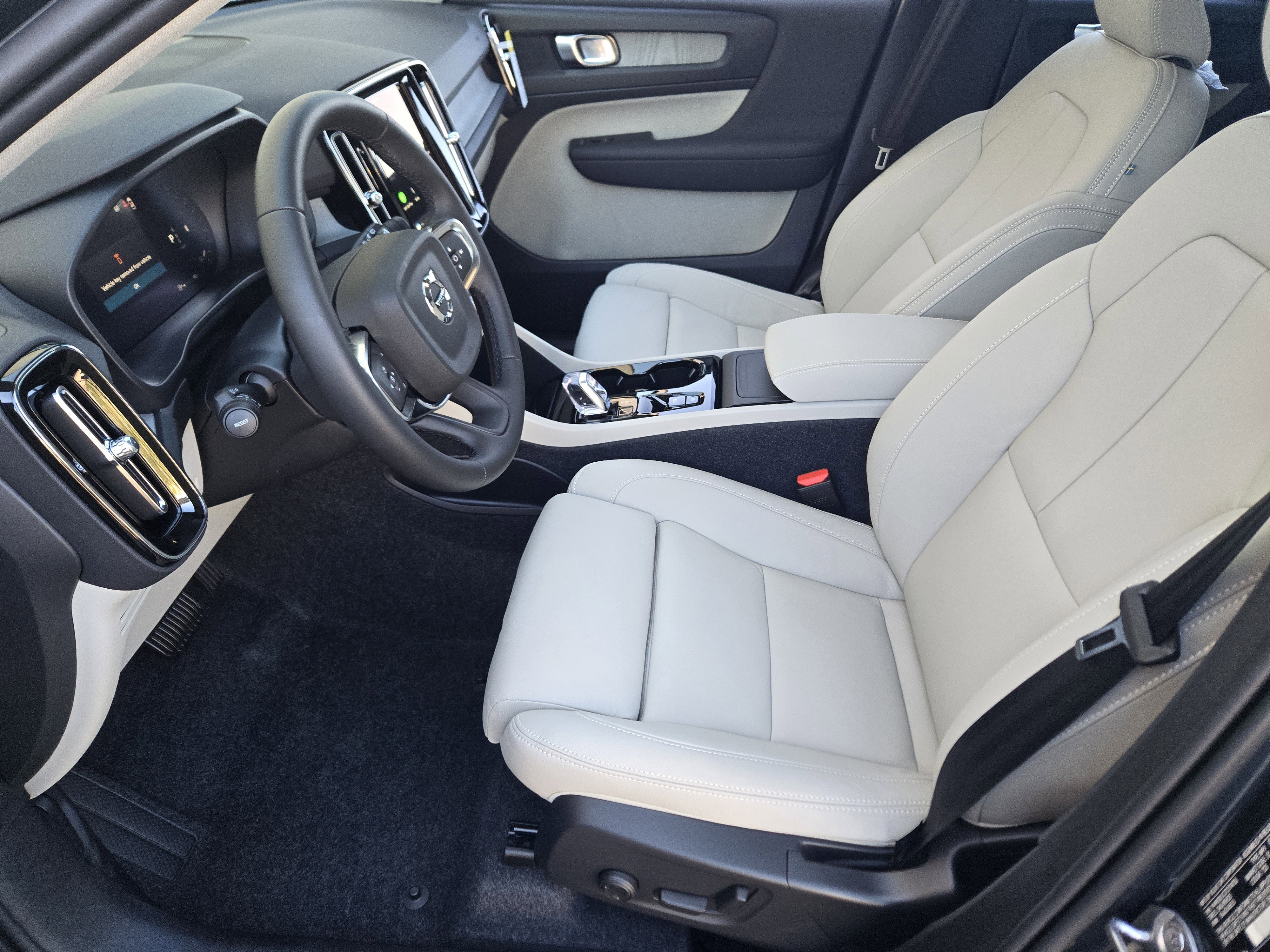 New 2026 Volvo XC40 B4 Plus w/ Protection Package Premier image 15