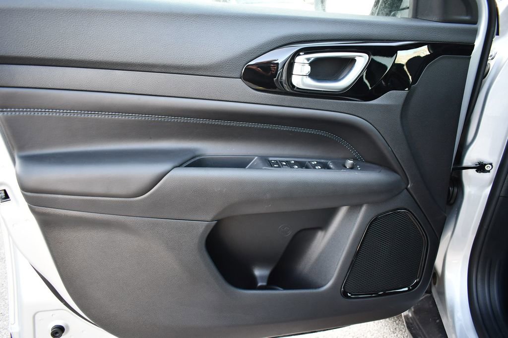 New 2026 Jeep Compass Latitude image 13