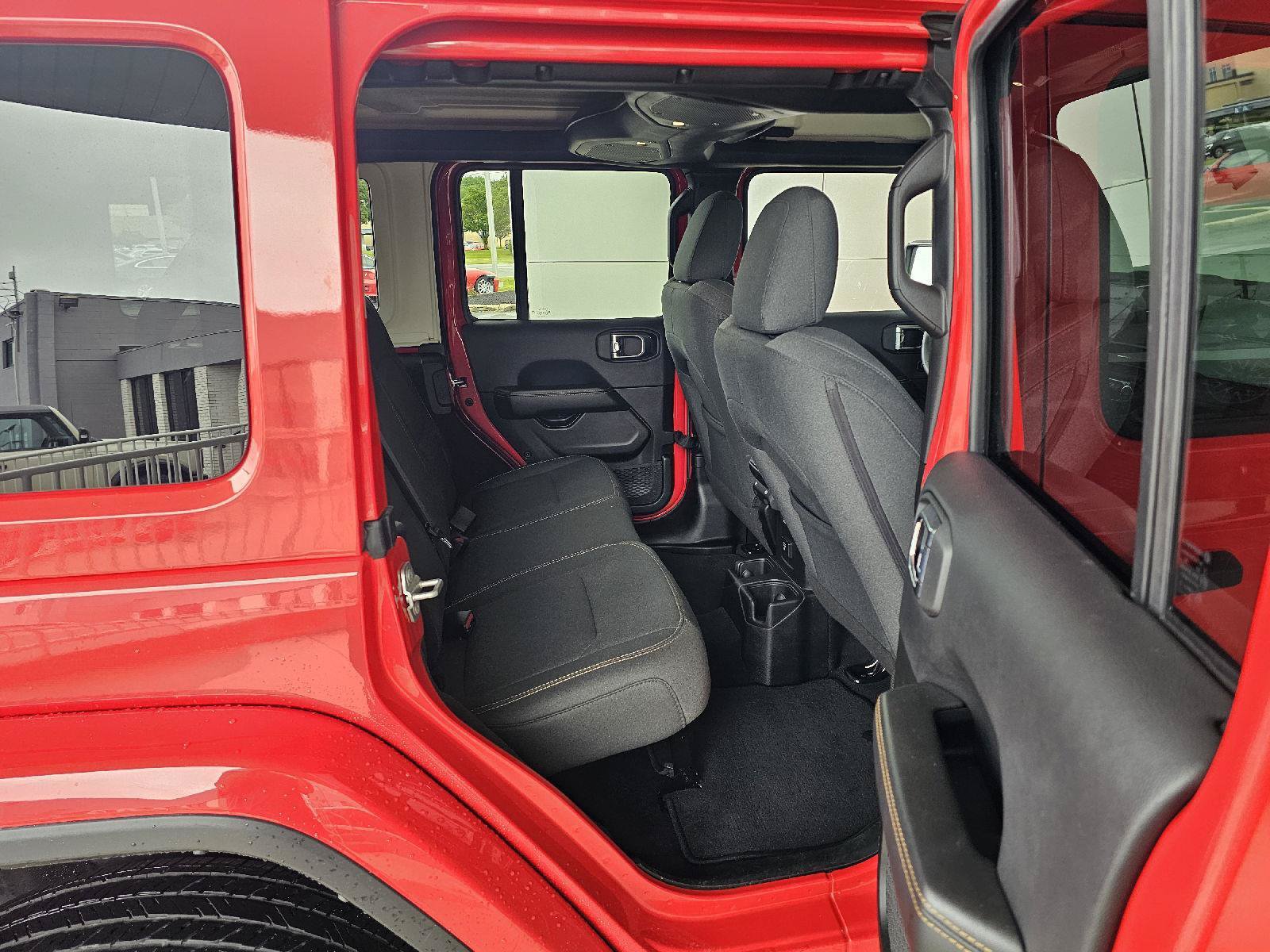 Used 2025 Jeep Wrangler Unlimited Sahara AWD/4WD image 14