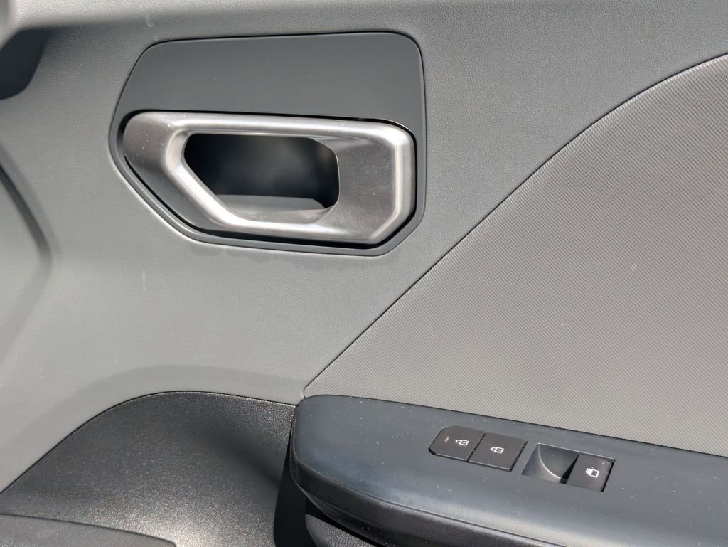 Used 2025 Kia K4 LXS image 33