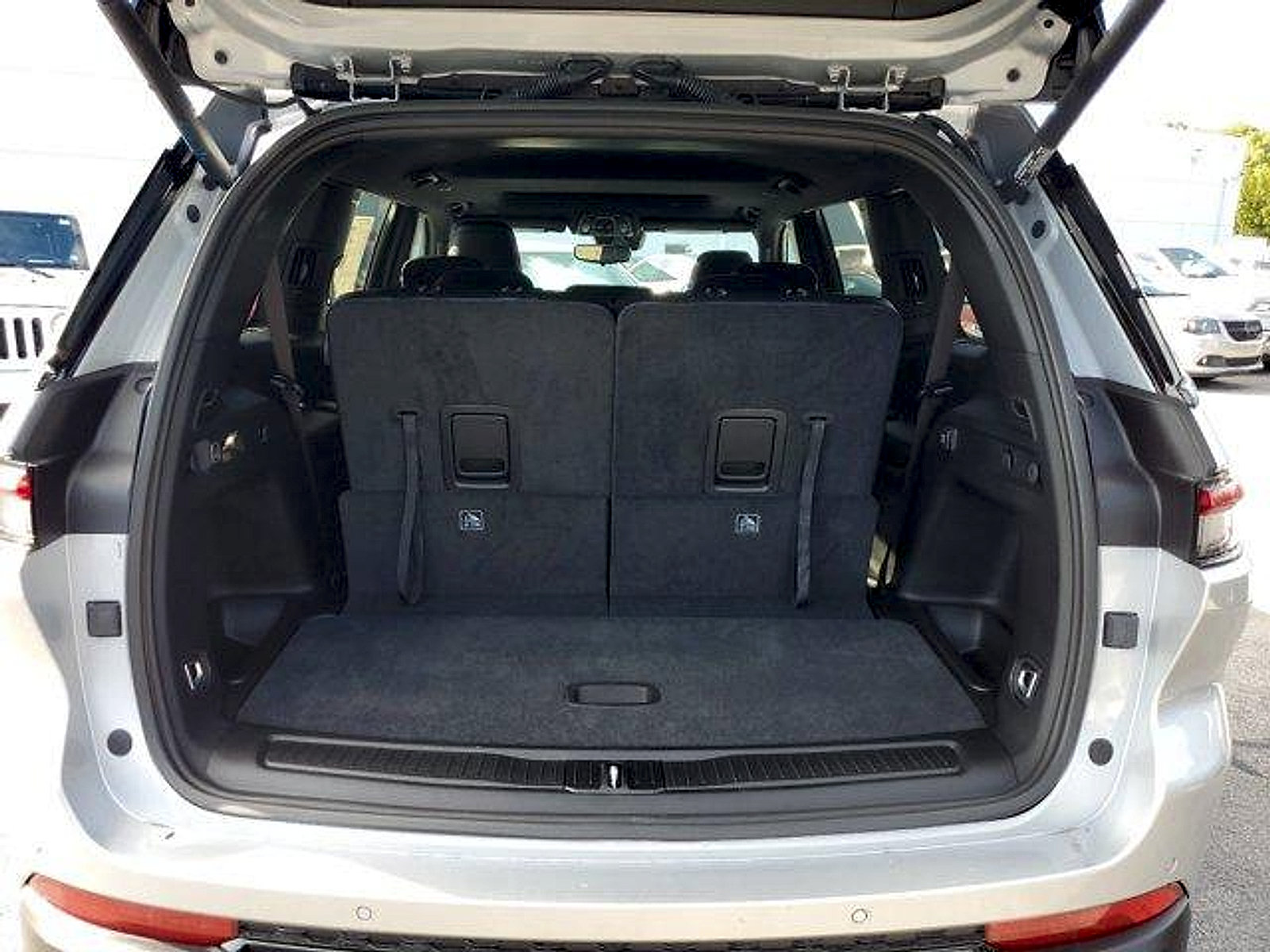 New 2024 Jeep Grand Cherokee L Altitude RWD image 5