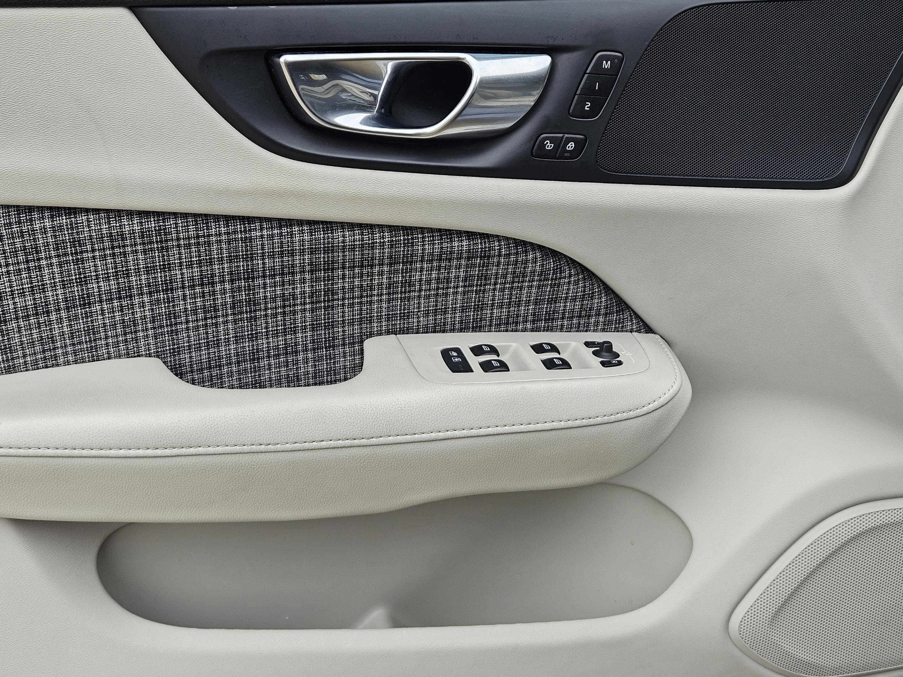 Used 2021 Volvo S60 T5 Momentum w/ Premium Package image 19