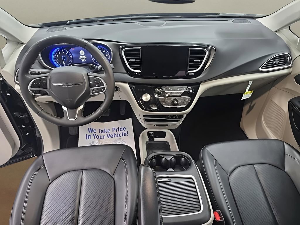 Used 2024 Chrysler Pacifica Touring-L image 21