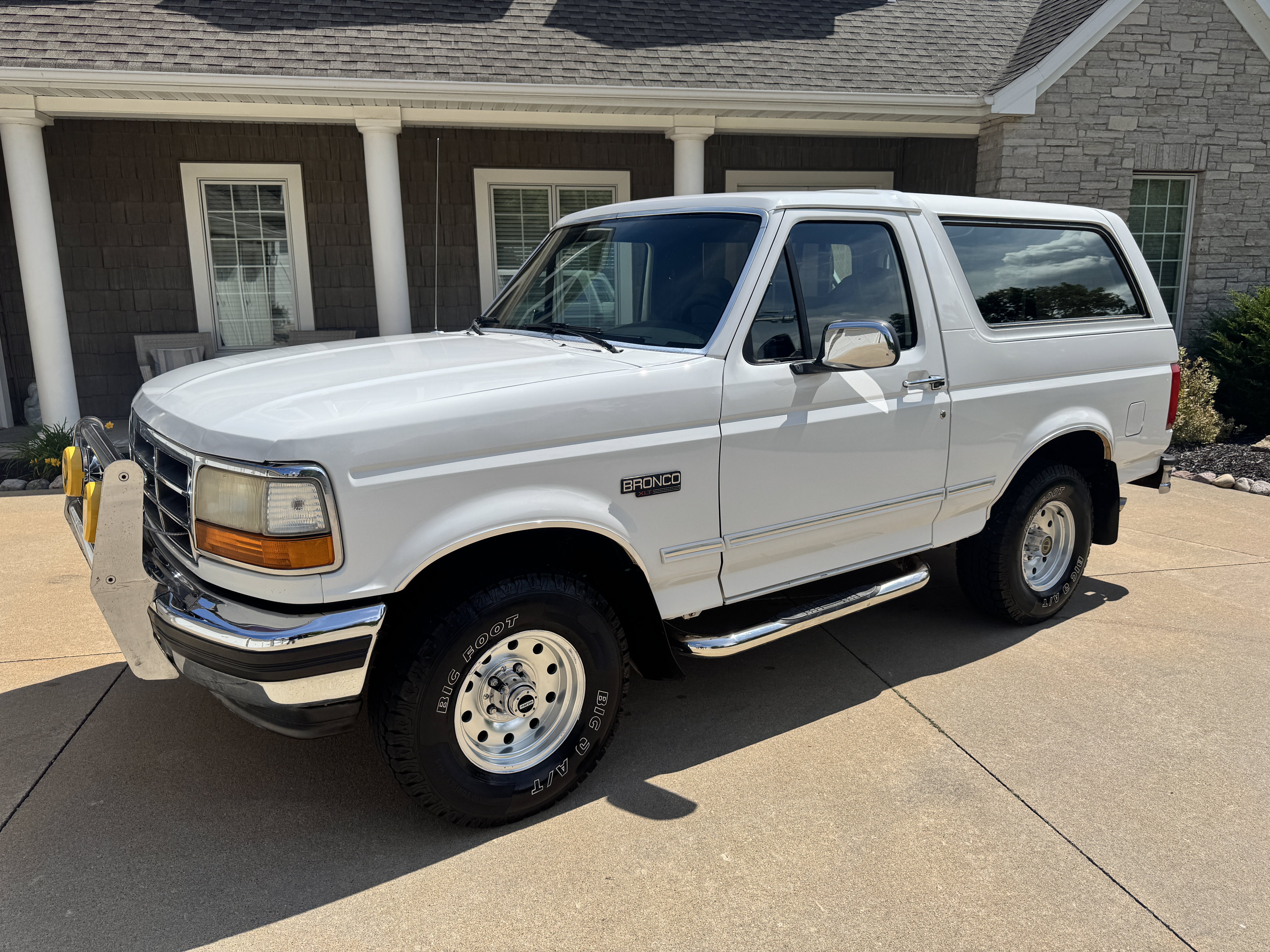 Used 1993 Ford Bronco XLT AWD/4WD image 2