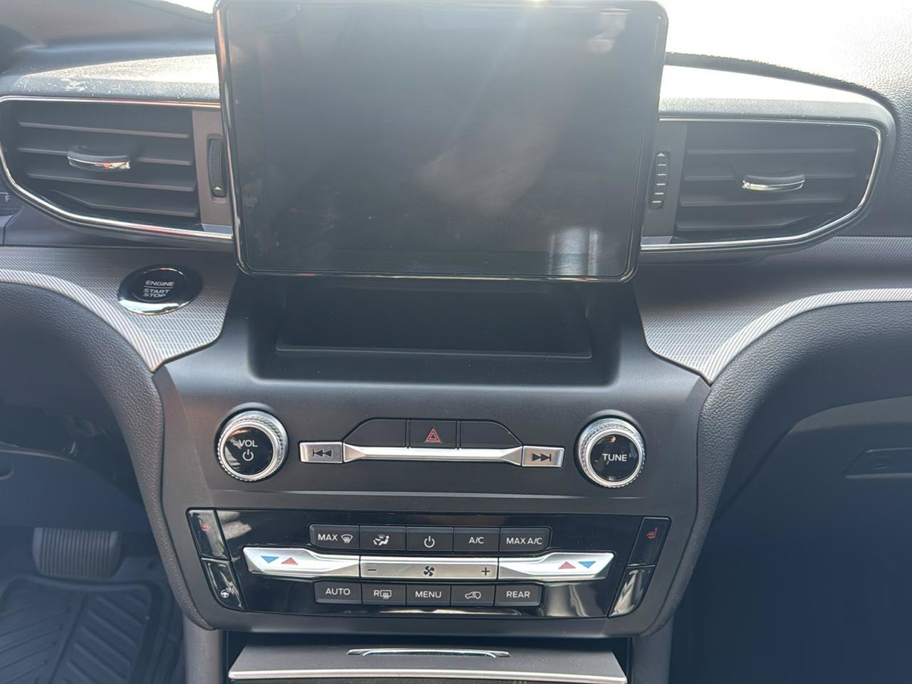 Used 2020 Ford Explorer XLT w/ Equipment Group 202A AWD/4WD image 15
