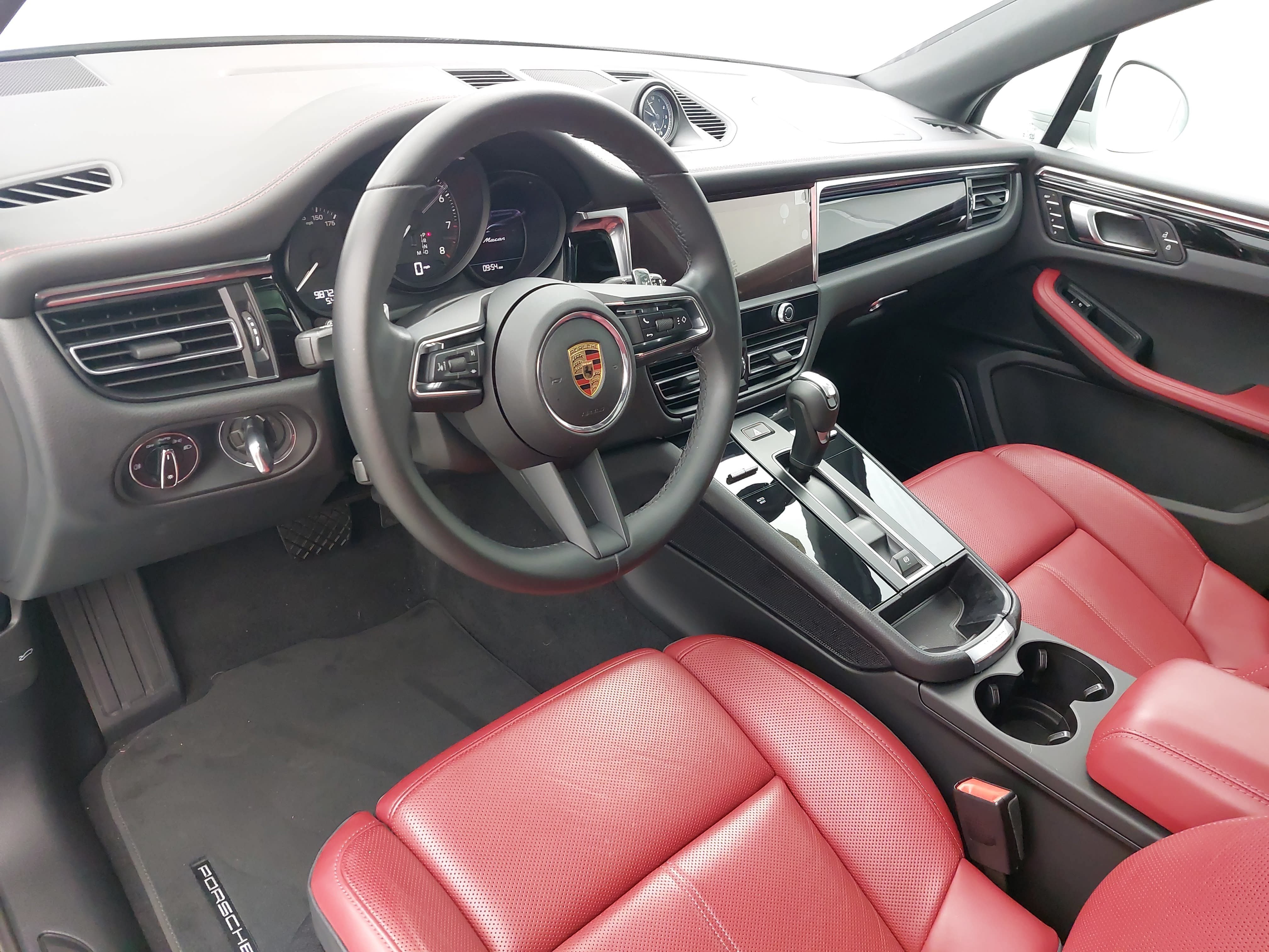 Certified 2025 Porsche Macan AWD/4WD image 4