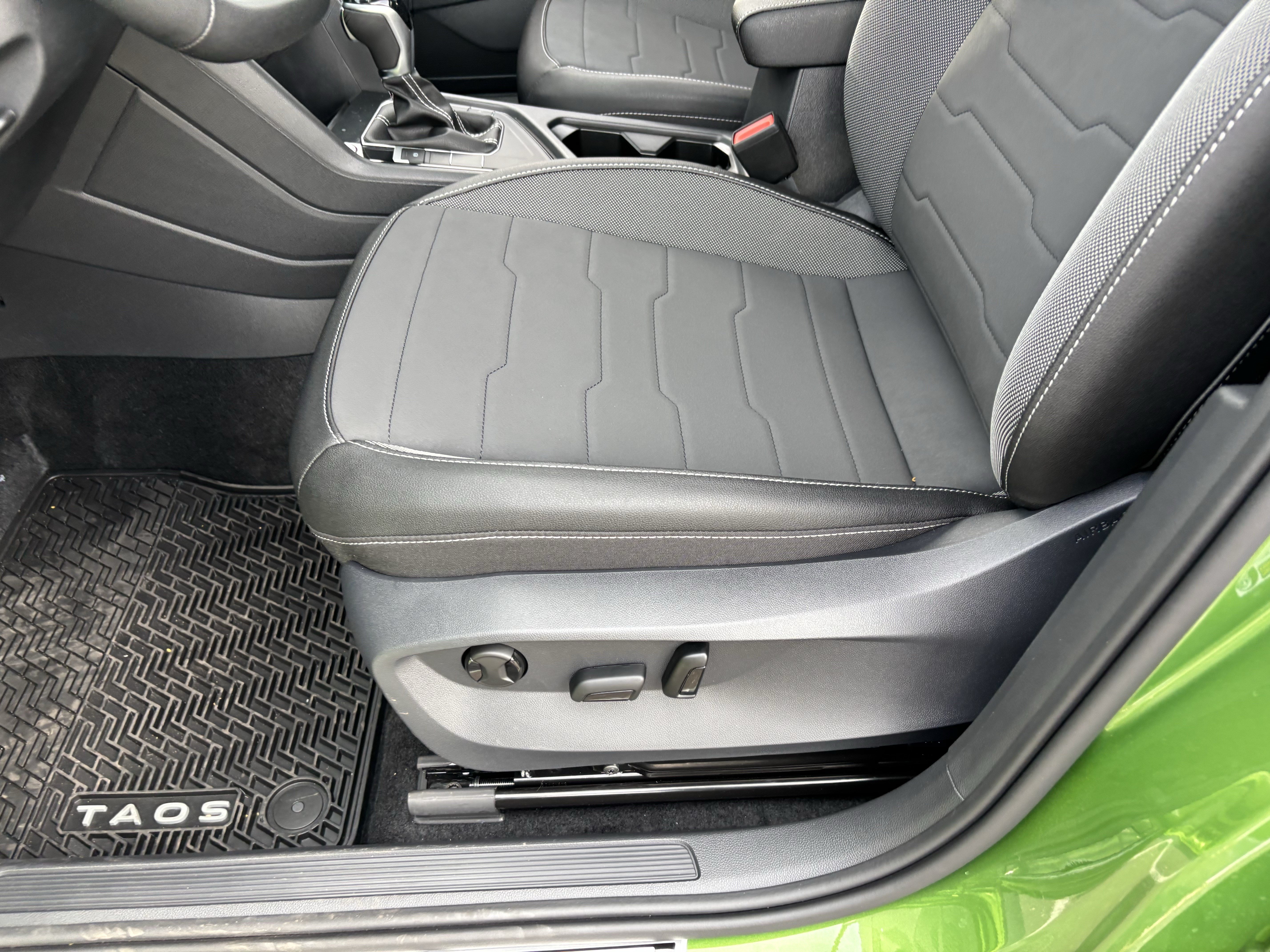 New 2026 Volkswagen Taos SE FWD image 17