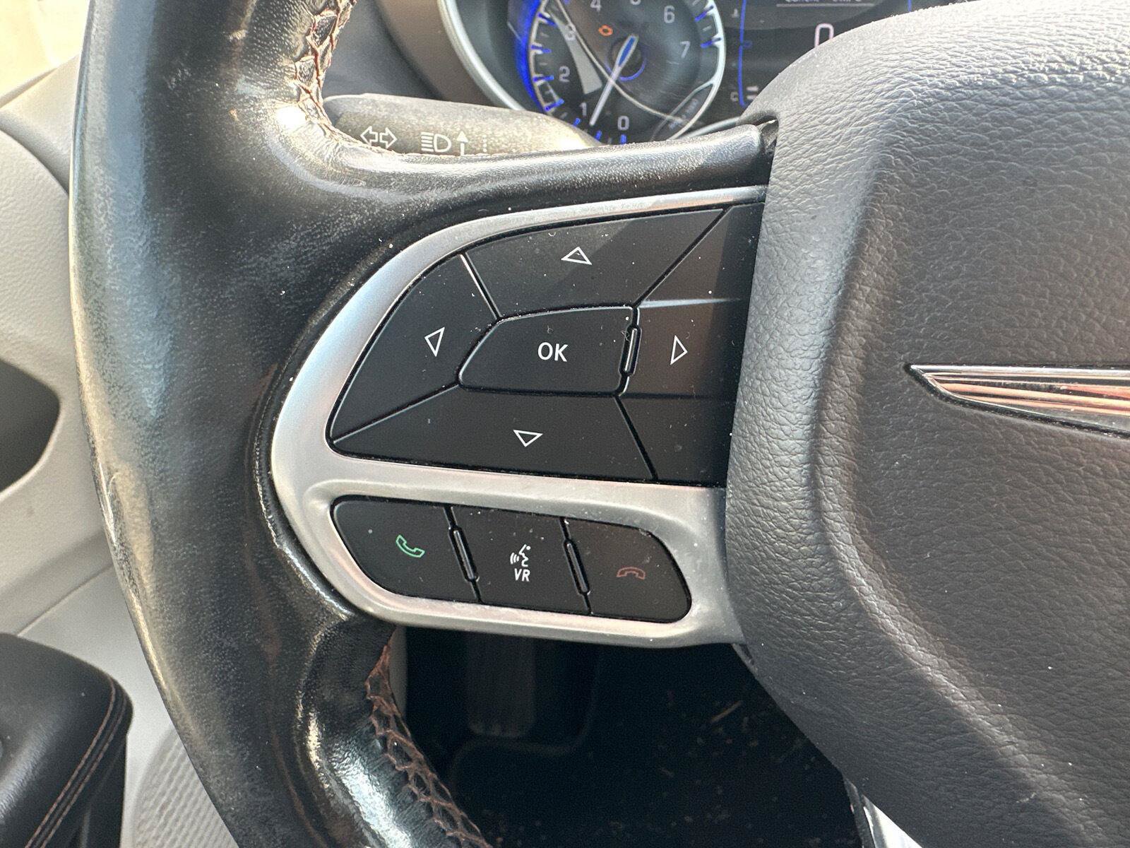 Used 2019 Chrysler Pacifica Touring-L FWD image 18