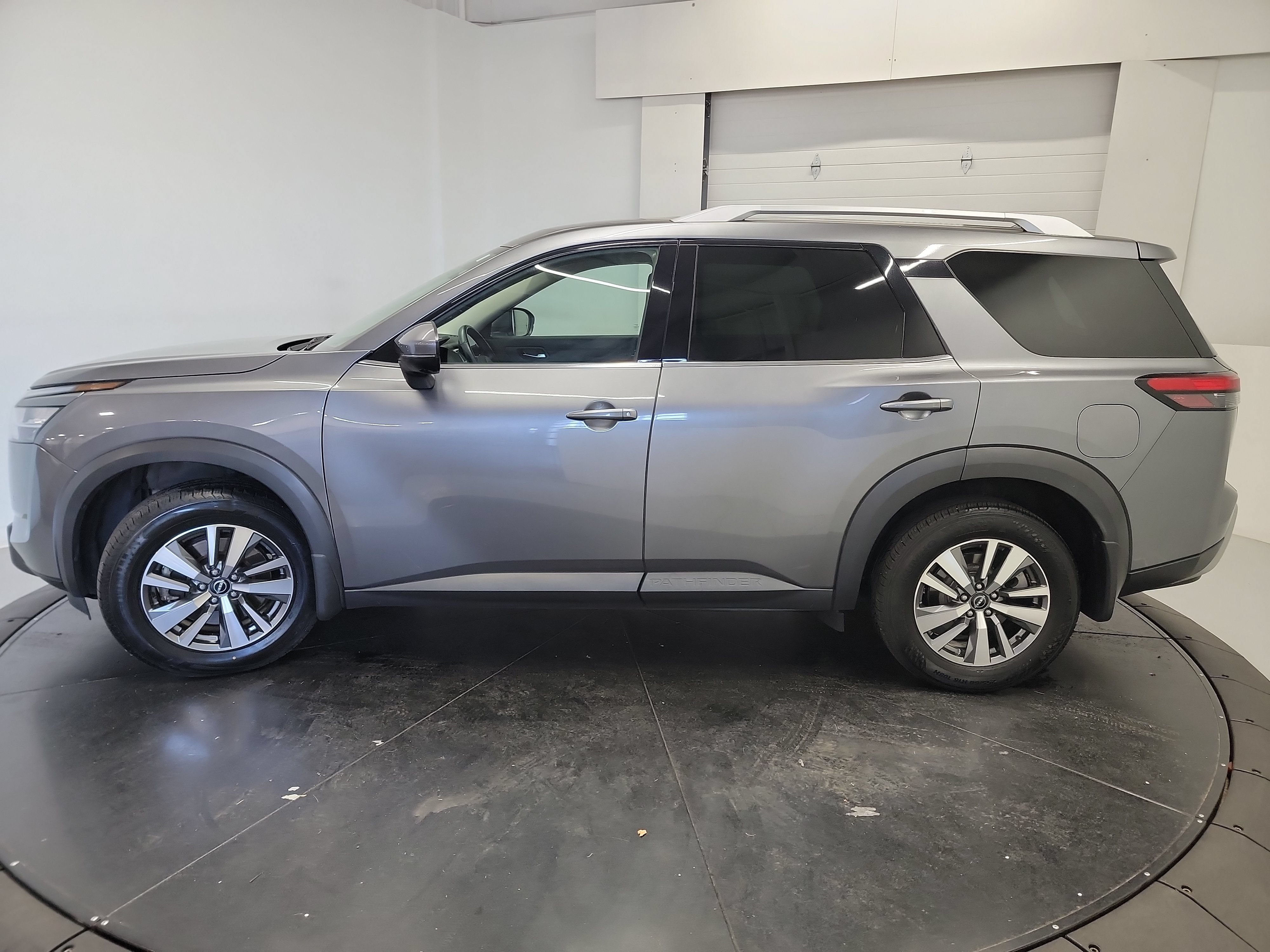 Used 2024 Nissan Pathfinder SL AWD/4WD image 4