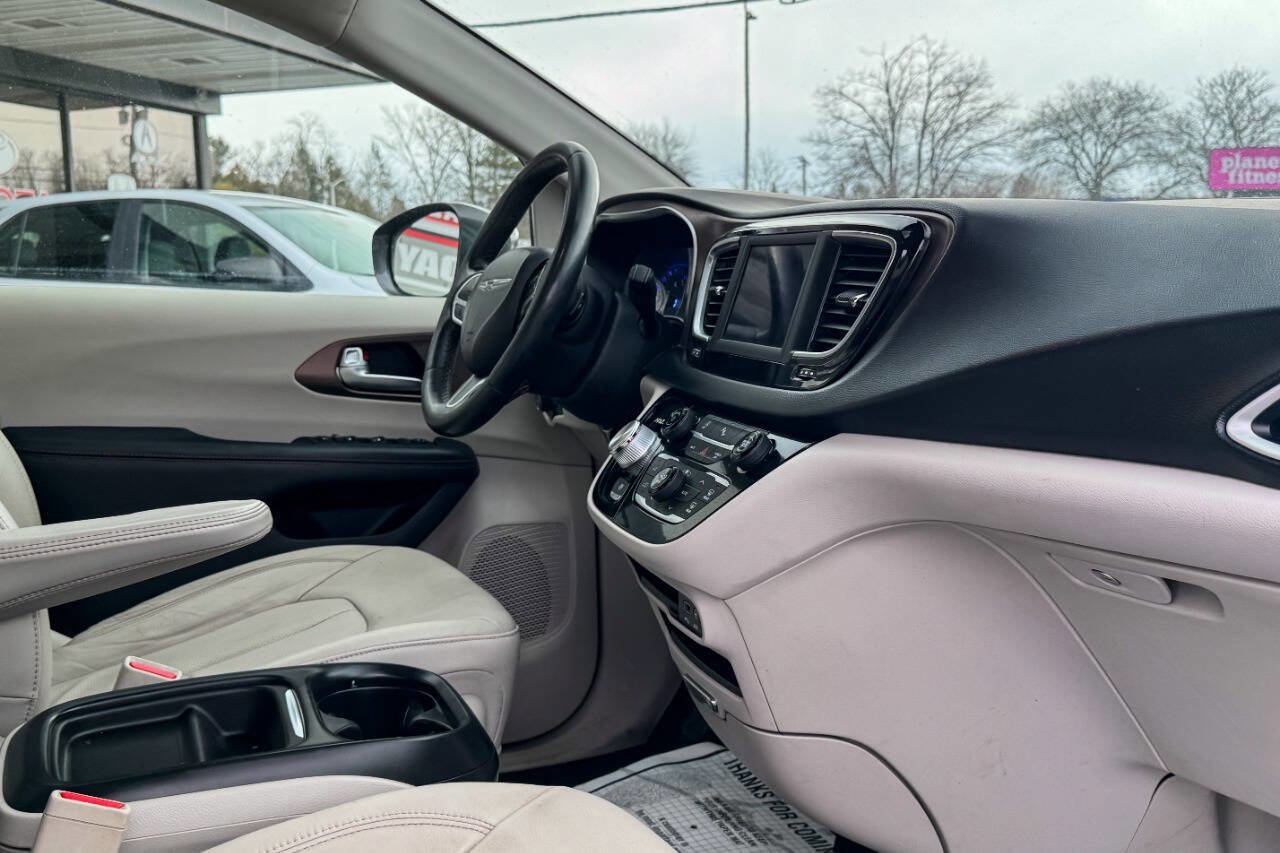 Used 2019 Chrysler Pacifica Touring-L image 12