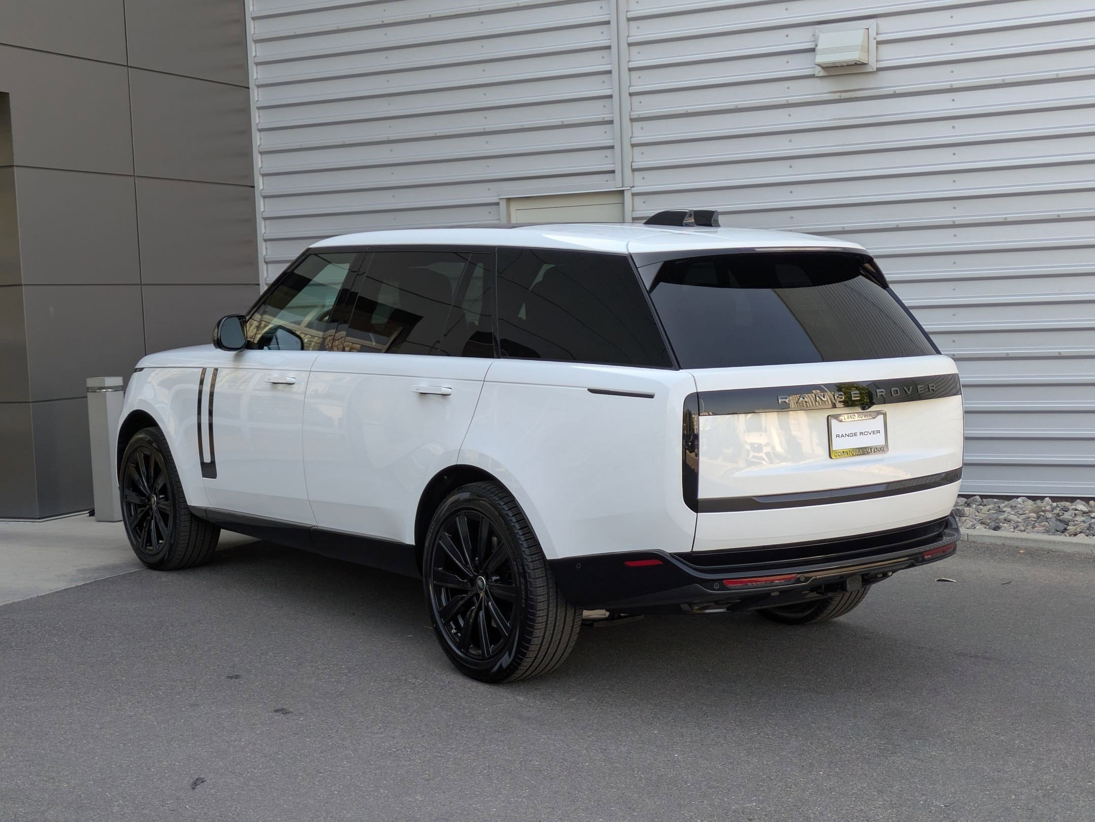New 2025 Land Rover Range Rover Long Wheelbase SE image 3