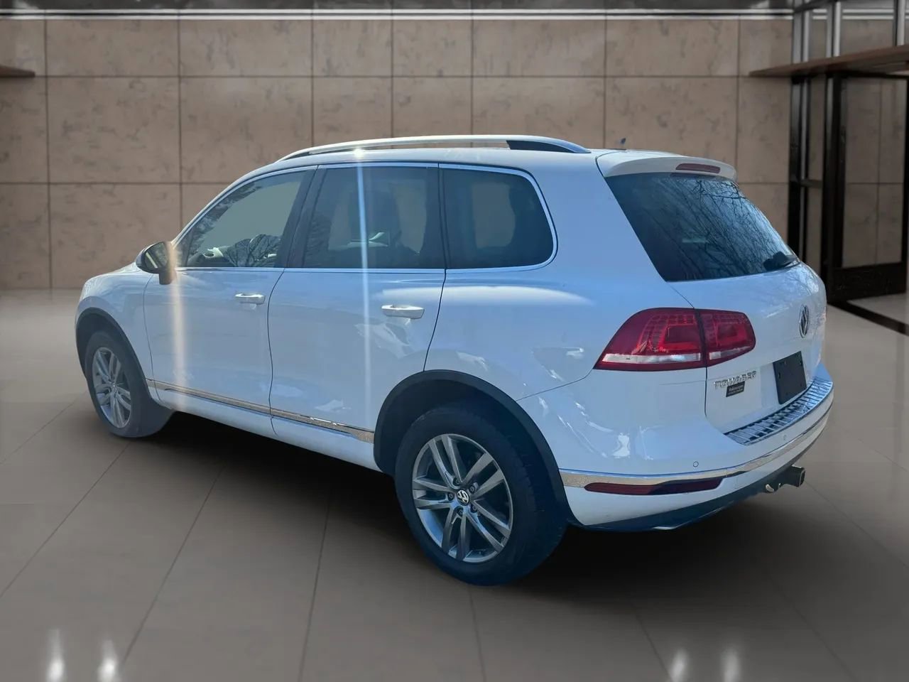 Used 2015 Volkswagen Touareg VR6 image 4