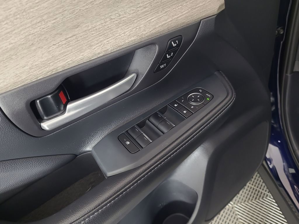 Used 2025 Toyota Grand Highlander AWD image 19