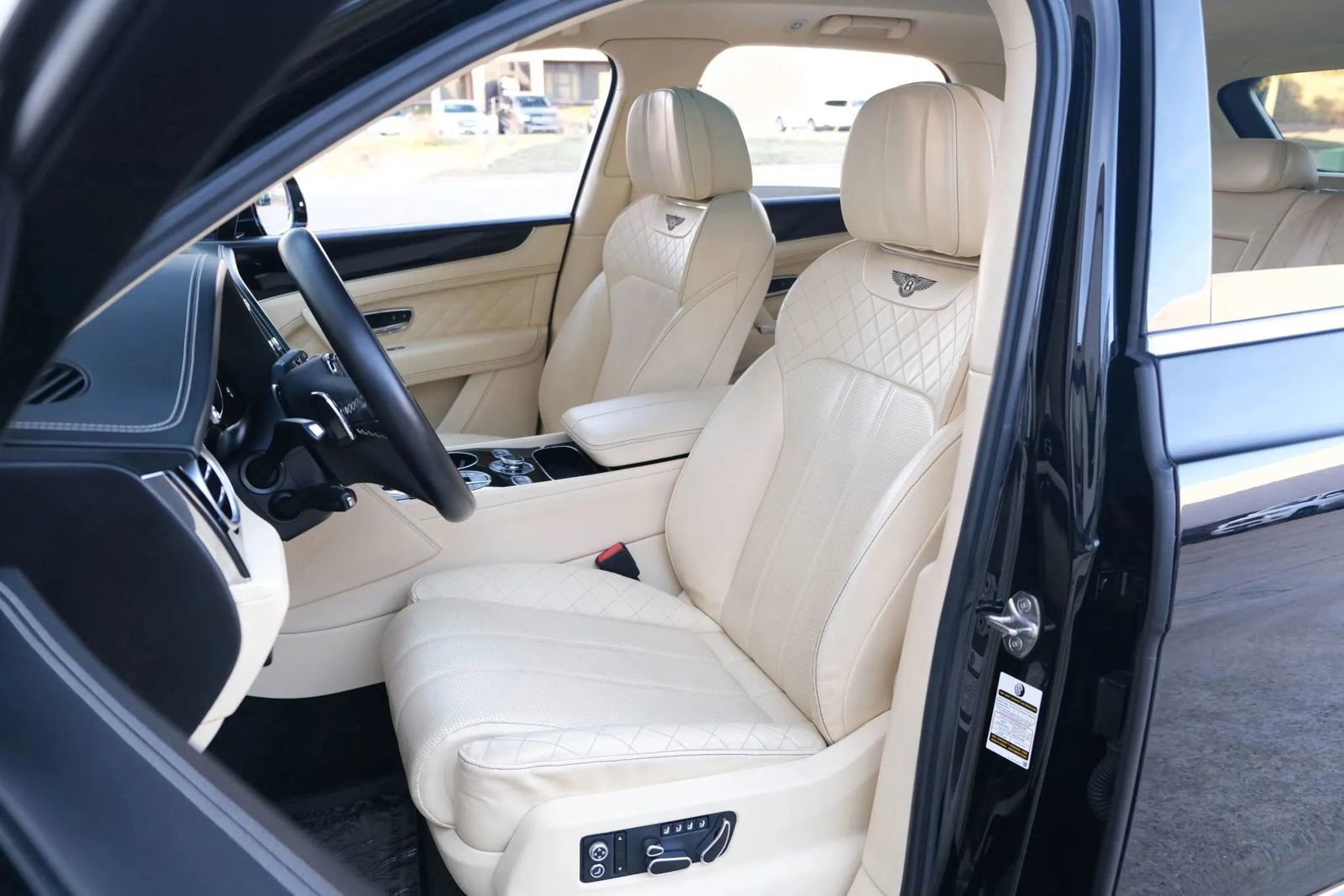 Used 2018 Bentley Bentayga image 23