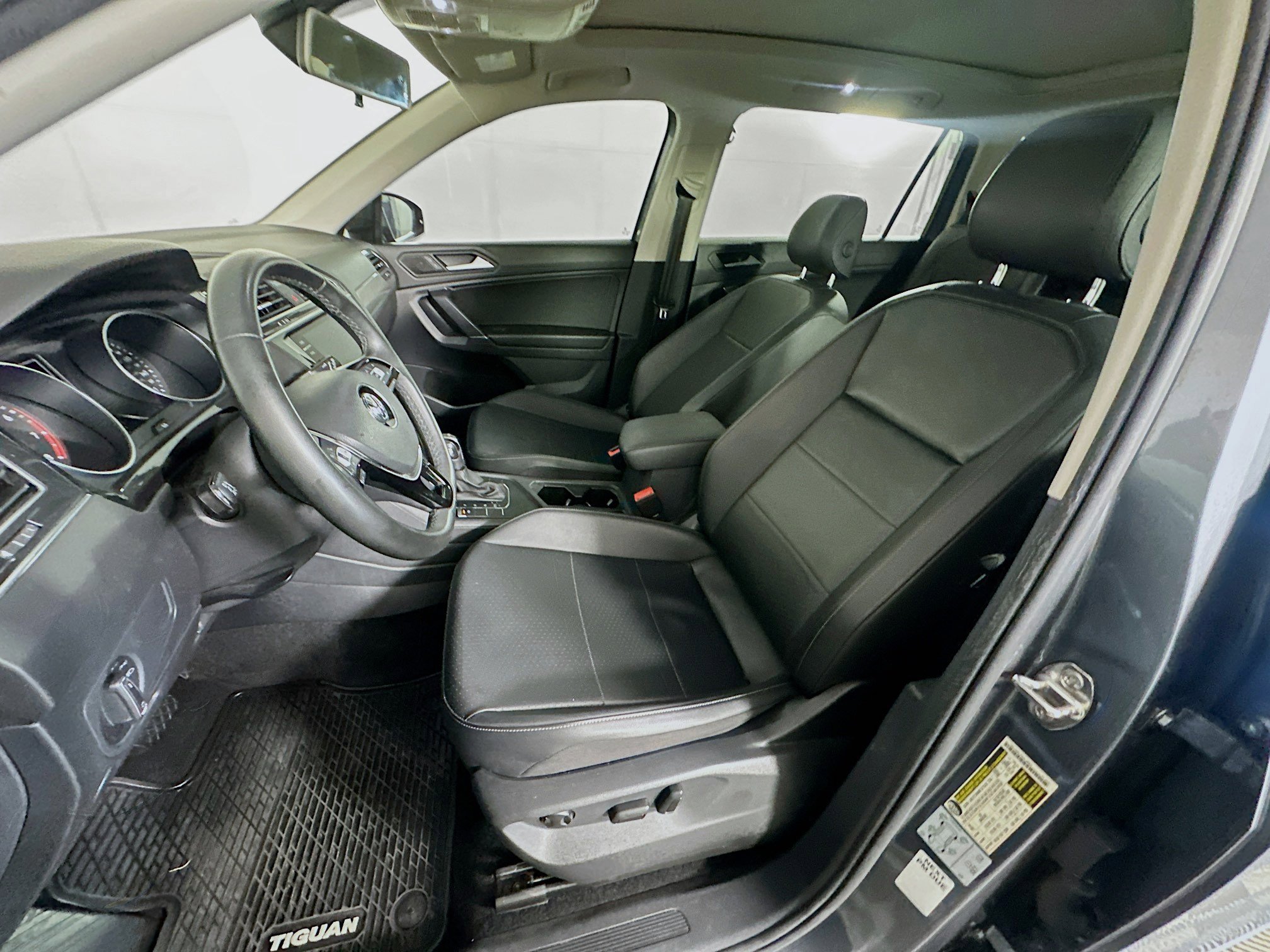 Used 2020 Volkswagen Tiguan SE w/ Panoramic Sunroof Package FWD image 13