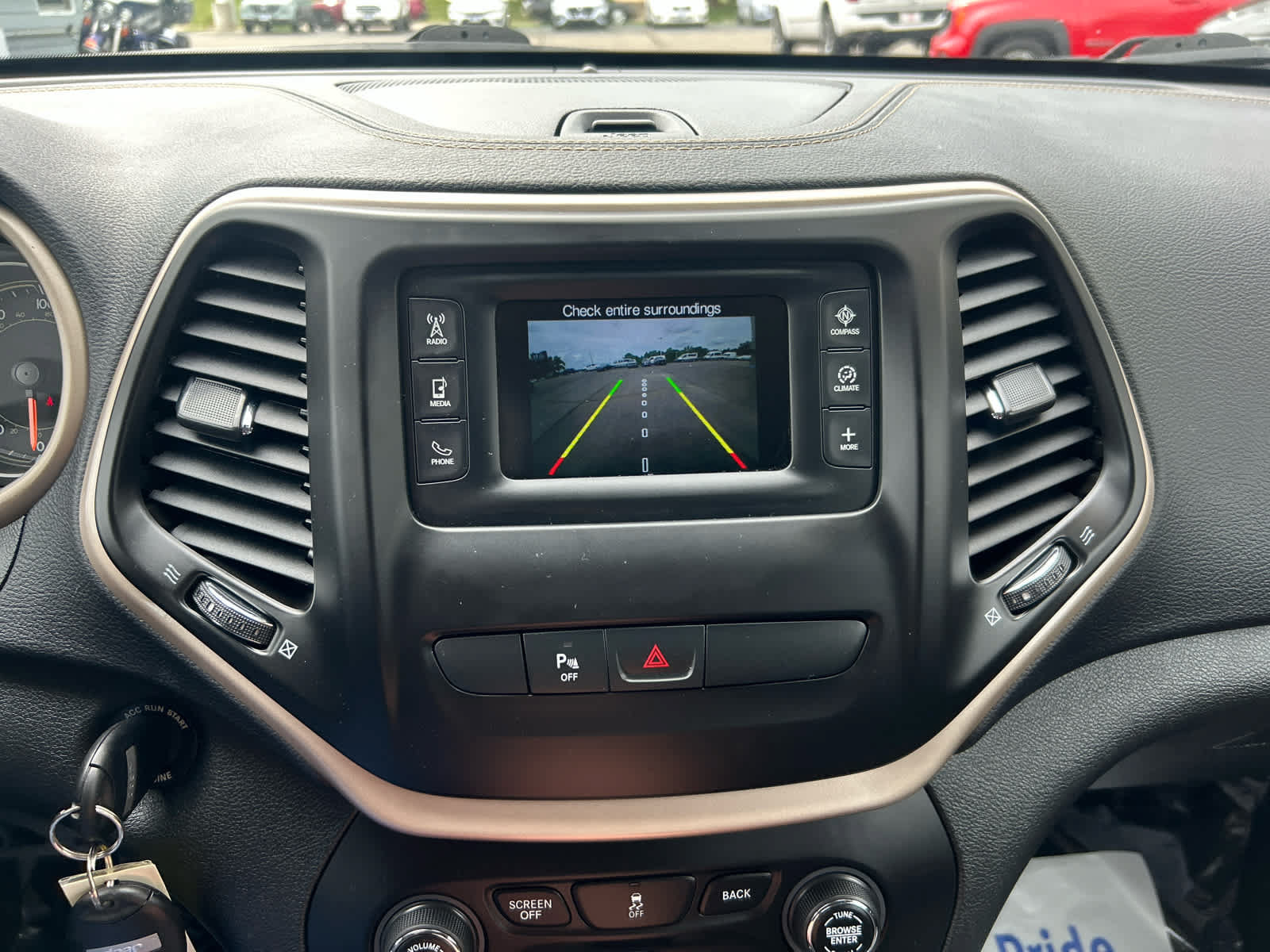 Used 2018 Jeep Cherokee Latitude w/ Safety Group AWD/4WD image 17