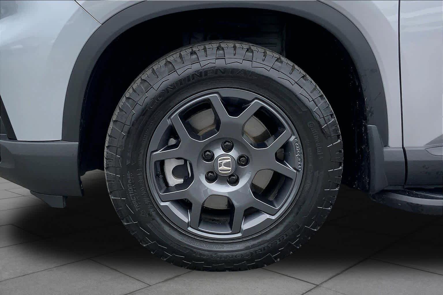Used 2025 Honda Pilot TrailSport image 11