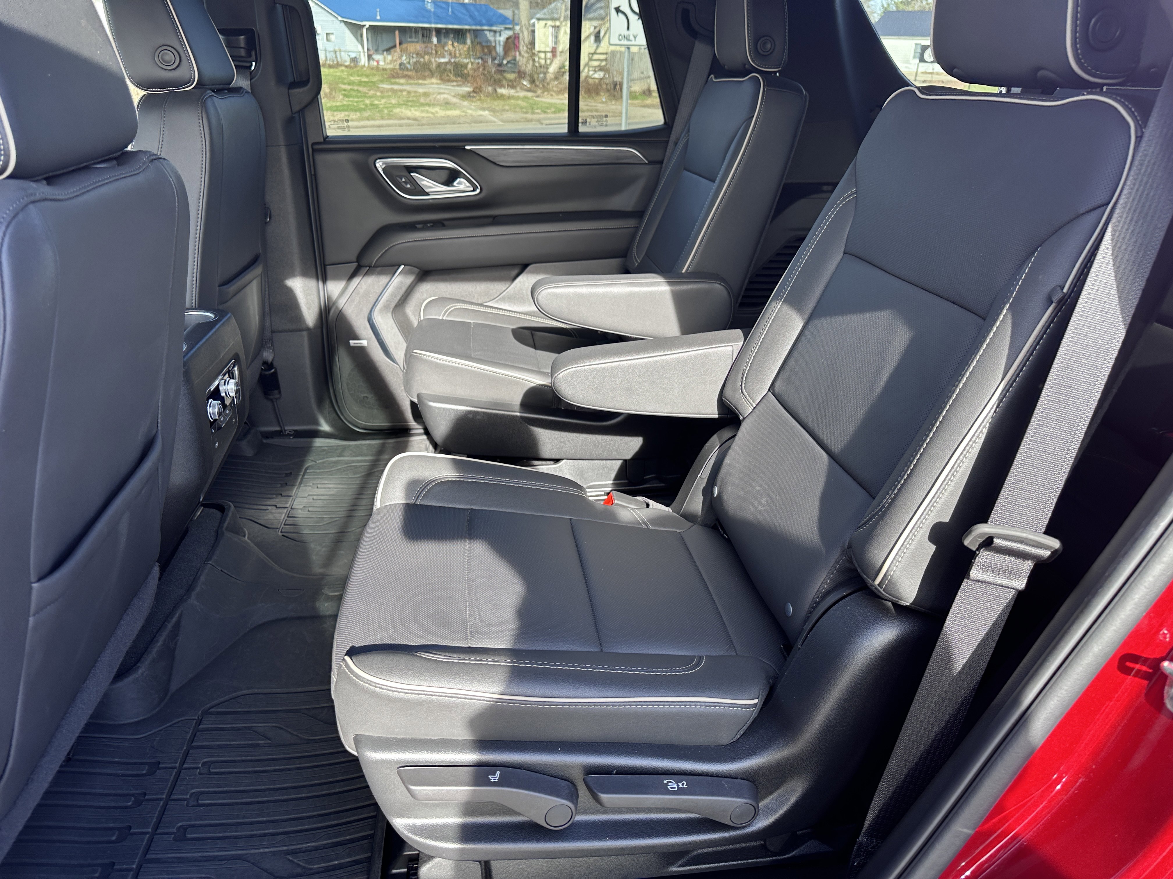 Used 2024 GMC Yukon SLT w/ SLT Luxury Package image 10