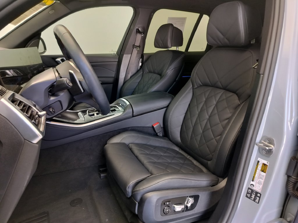 Certified 2026 BMW X5 M60i AWD/4WD image 9