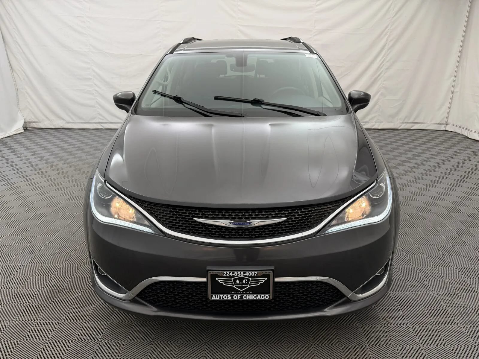 Used 2019 Chrysler Pacifica Touring-L FWD image 3