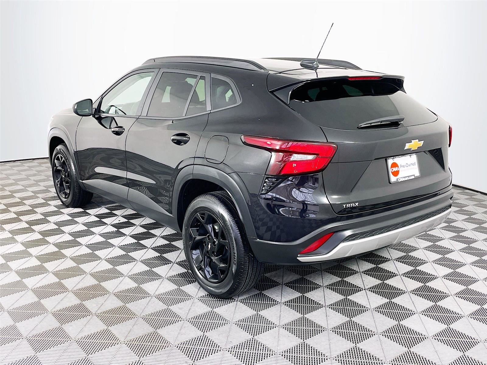 Used 2025 Chevrolet Trax LT w/ LT Convenience Package image 6
