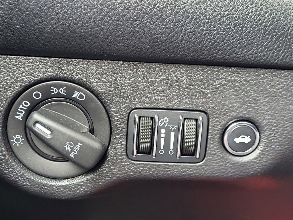 Used 2015 Dodge Challenger R/T Plus RWD image 27