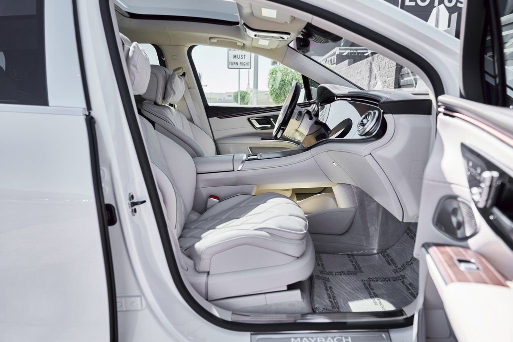 Used 2025 Mercedes-Benz Maybach EQS 680 4MATIC image 30