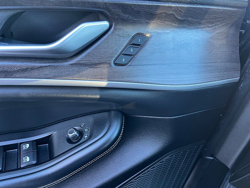 Used 2023 Jeep Grand Cherokee Limited w/ Luxury Tech Group II image 32