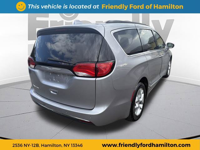 Used 2017 Chrysler Pacifica Touring-L w/ Tire & Wheel Group FWD image 8