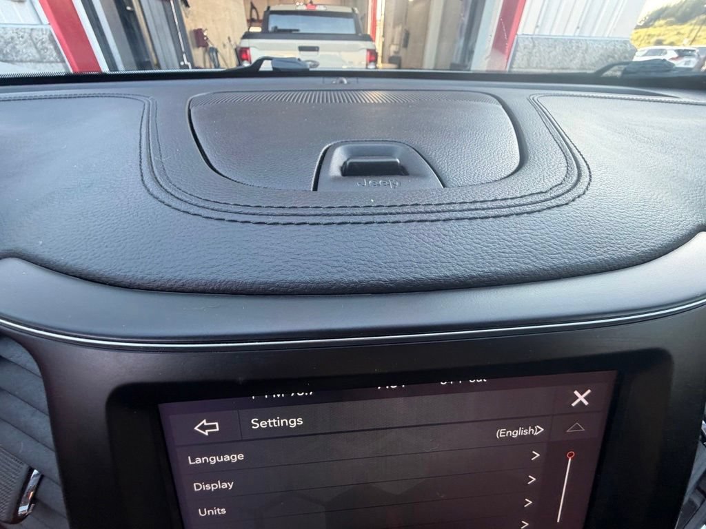 Used 2022 Jeep Cherokee Latitude Lux w/ Sun & Sound Group AWD/4WD image 25