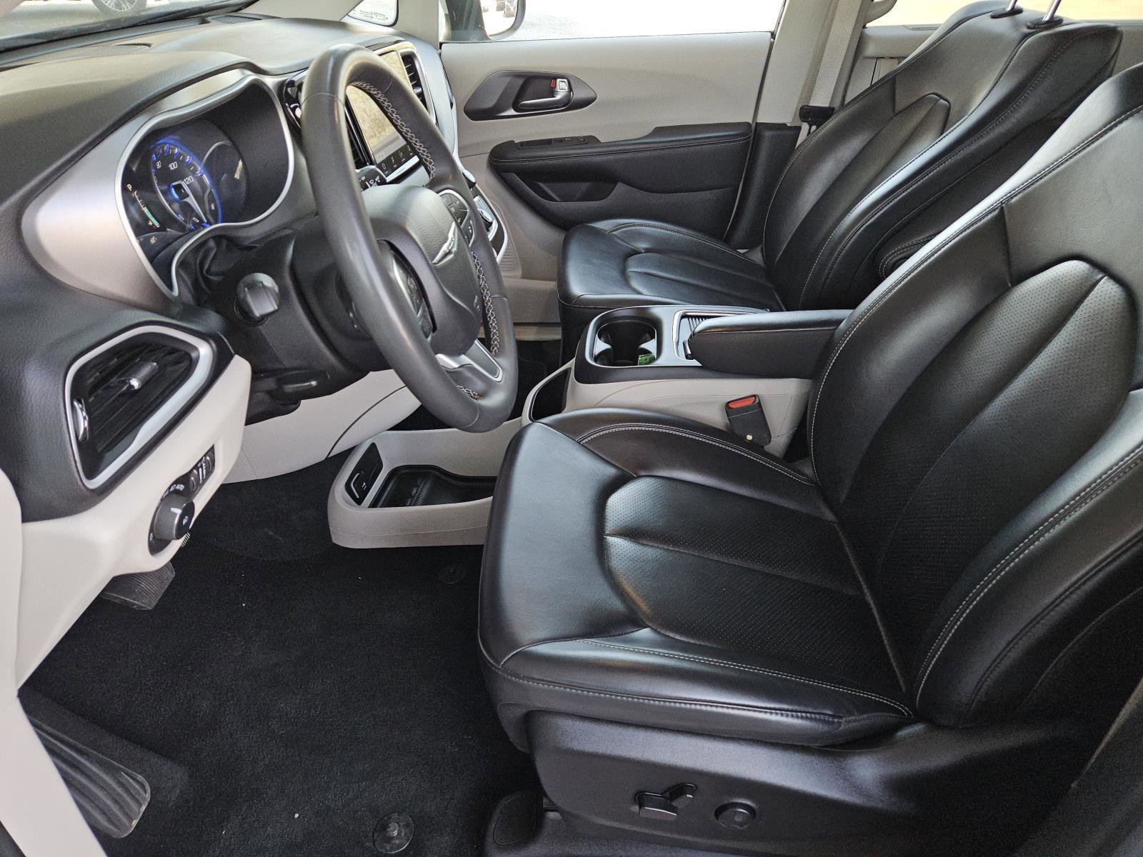 Used 2023 Chrysler Pacifica Touring-L image 21