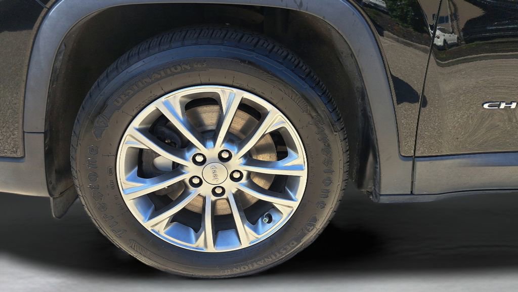 Used 2019 Jeep Cherokee Latitude Plus w/ Comfort/Convenience Group FWD image 10