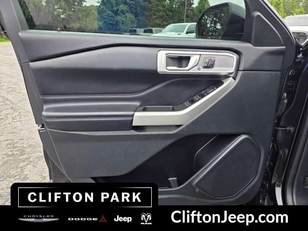 Used 2021 Ford Explorer Limited w/ Equipment Group 301A AWD/4WD image 9