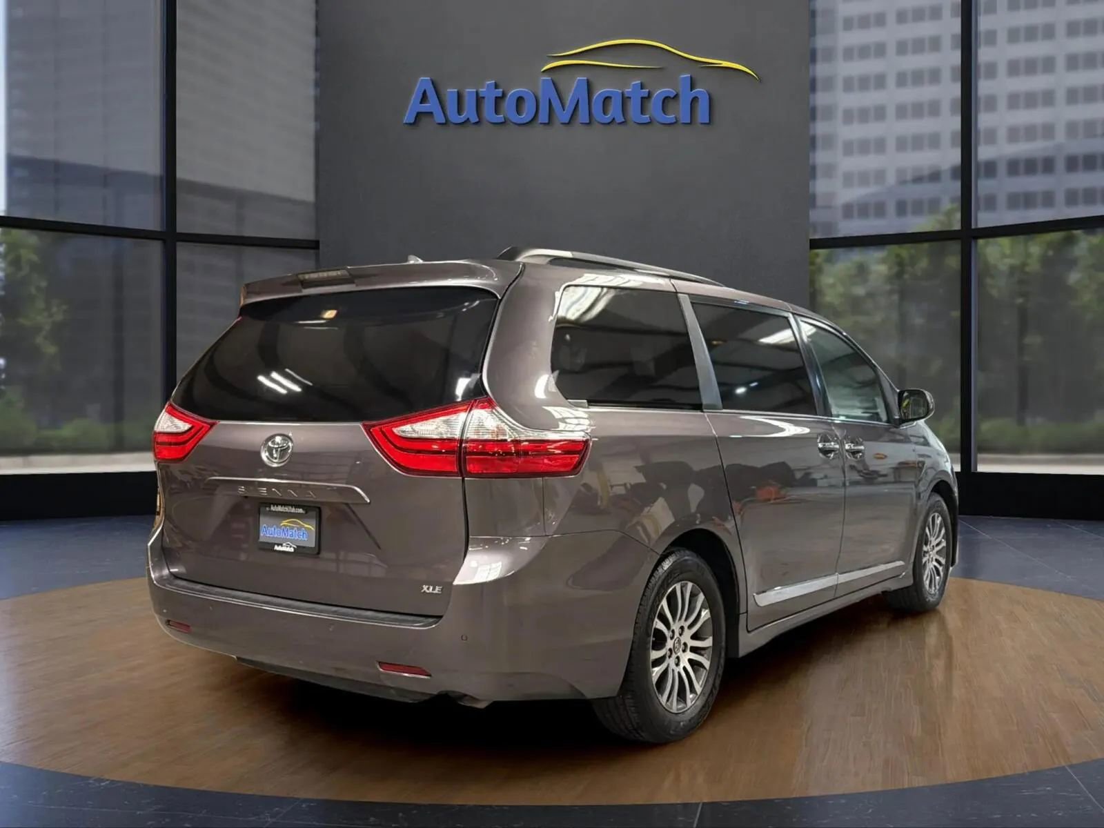 Used 2019 Toyota Sienna XLE w/ XLE Navigation Package FWD image 12