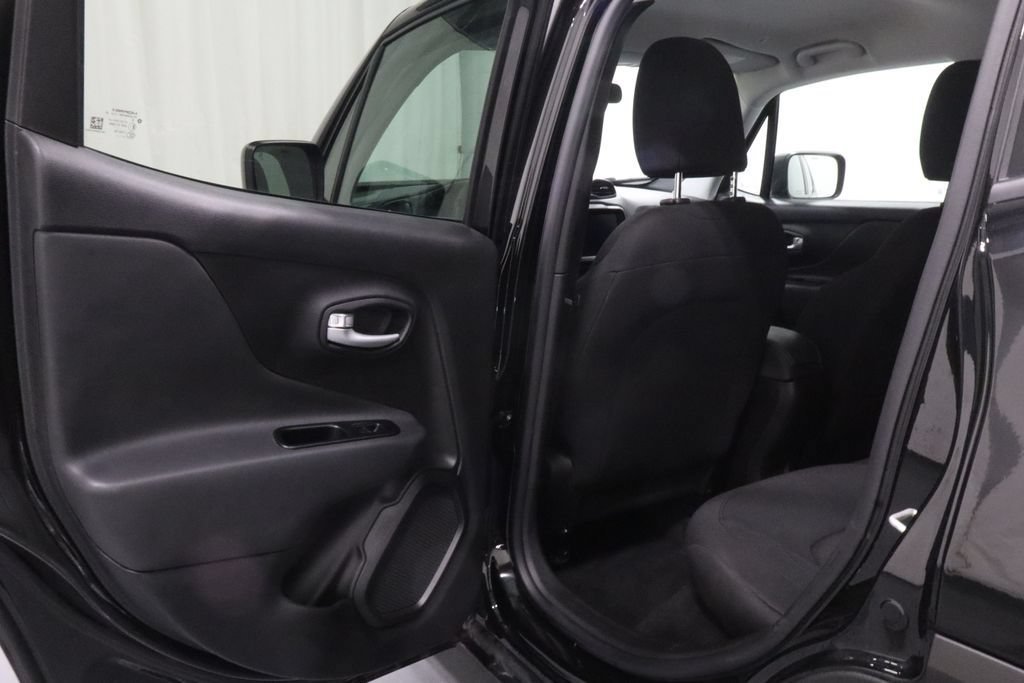 Certified 2023 Jeep Renegade Latitude AWD/4WD image 12