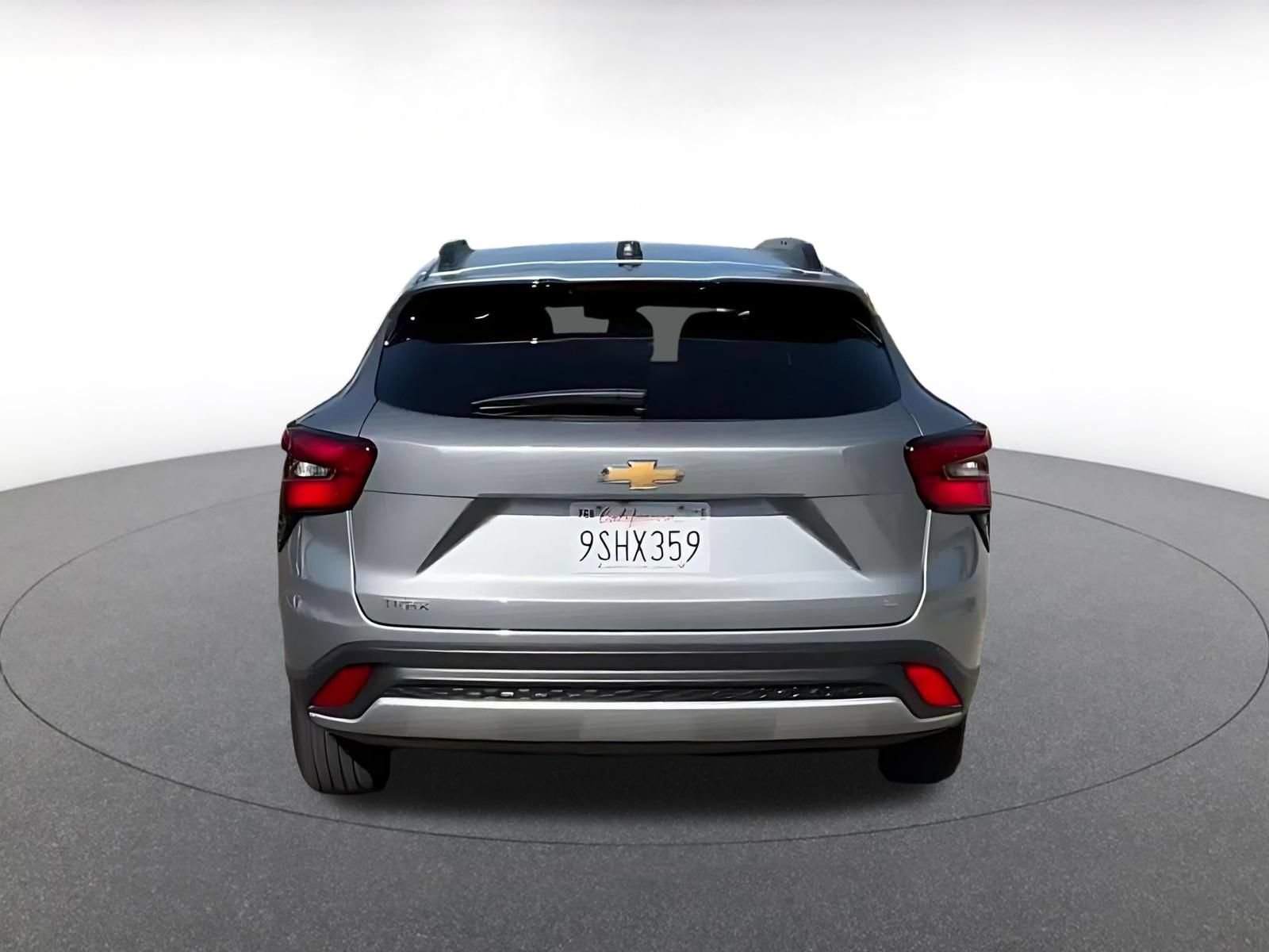 Used 2025 Chevrolet Trax LT FWD image 12