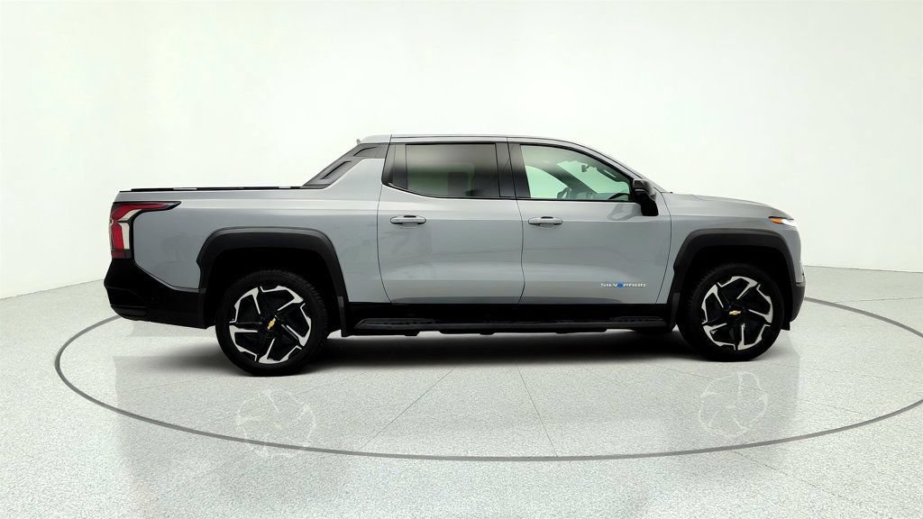 Used 2026 Chevrolet Silverado EV LT AWD/4WD image 4